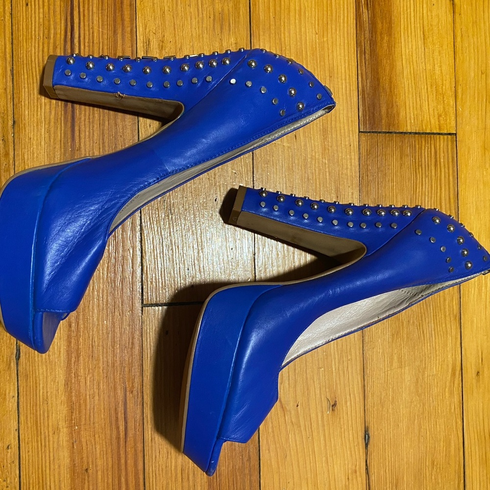 Sz 8 VINCE CAMUTO leathered spiked heels
